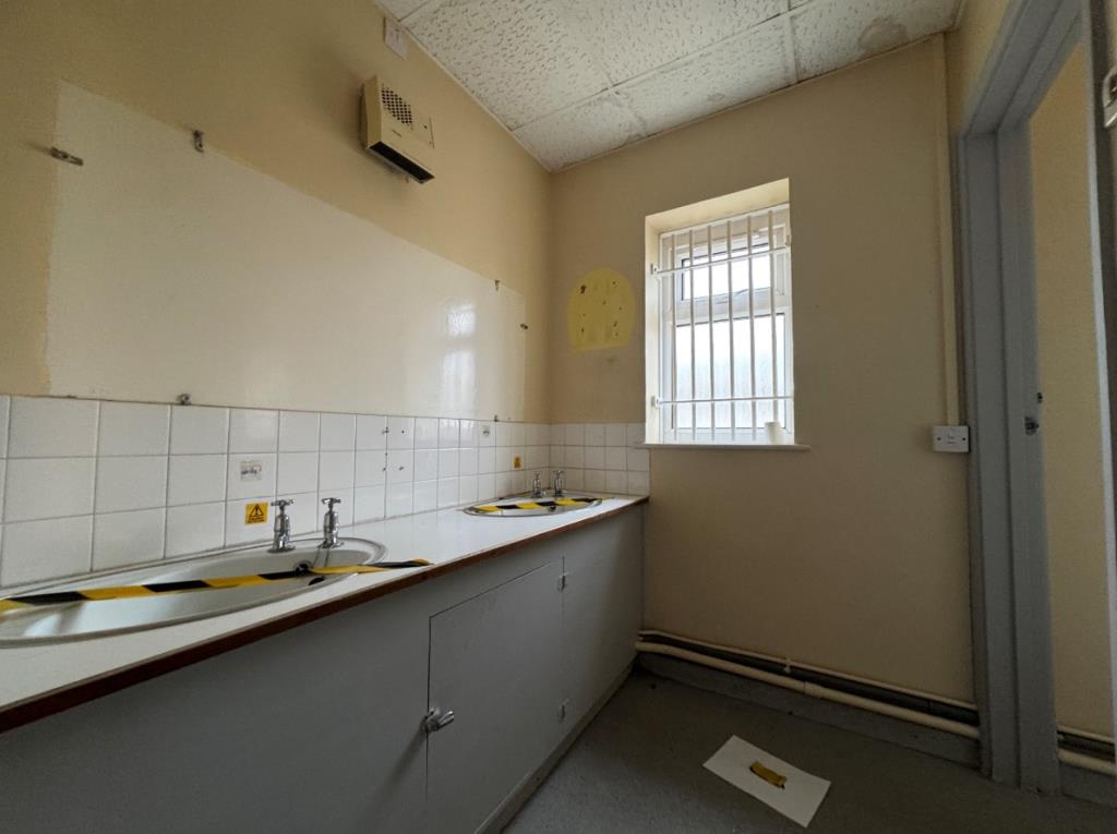 Lot: 85 - FORMER BANK PREMISES - Toilet facilities